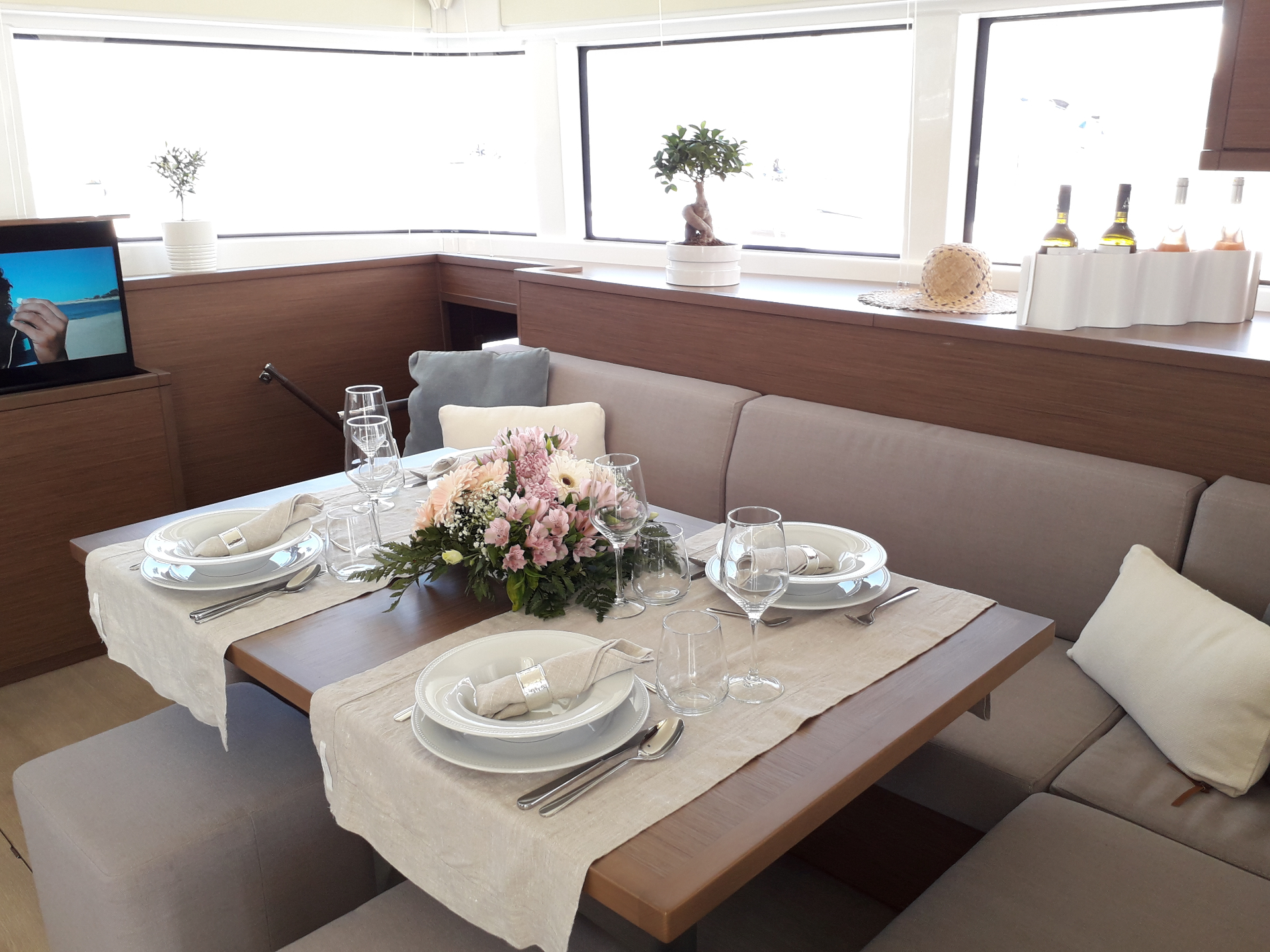 Catamaran vs monohull — which yacht to charter in the Caribbean — SVG Yachting blog hero